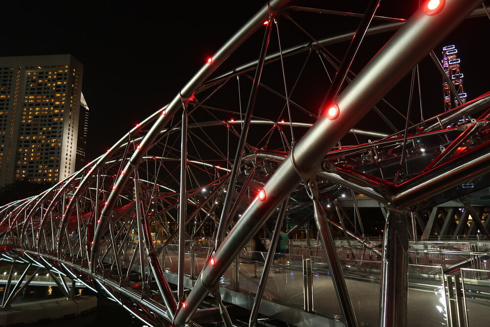 Helix Brücke bei Nacht mit rotem Licht