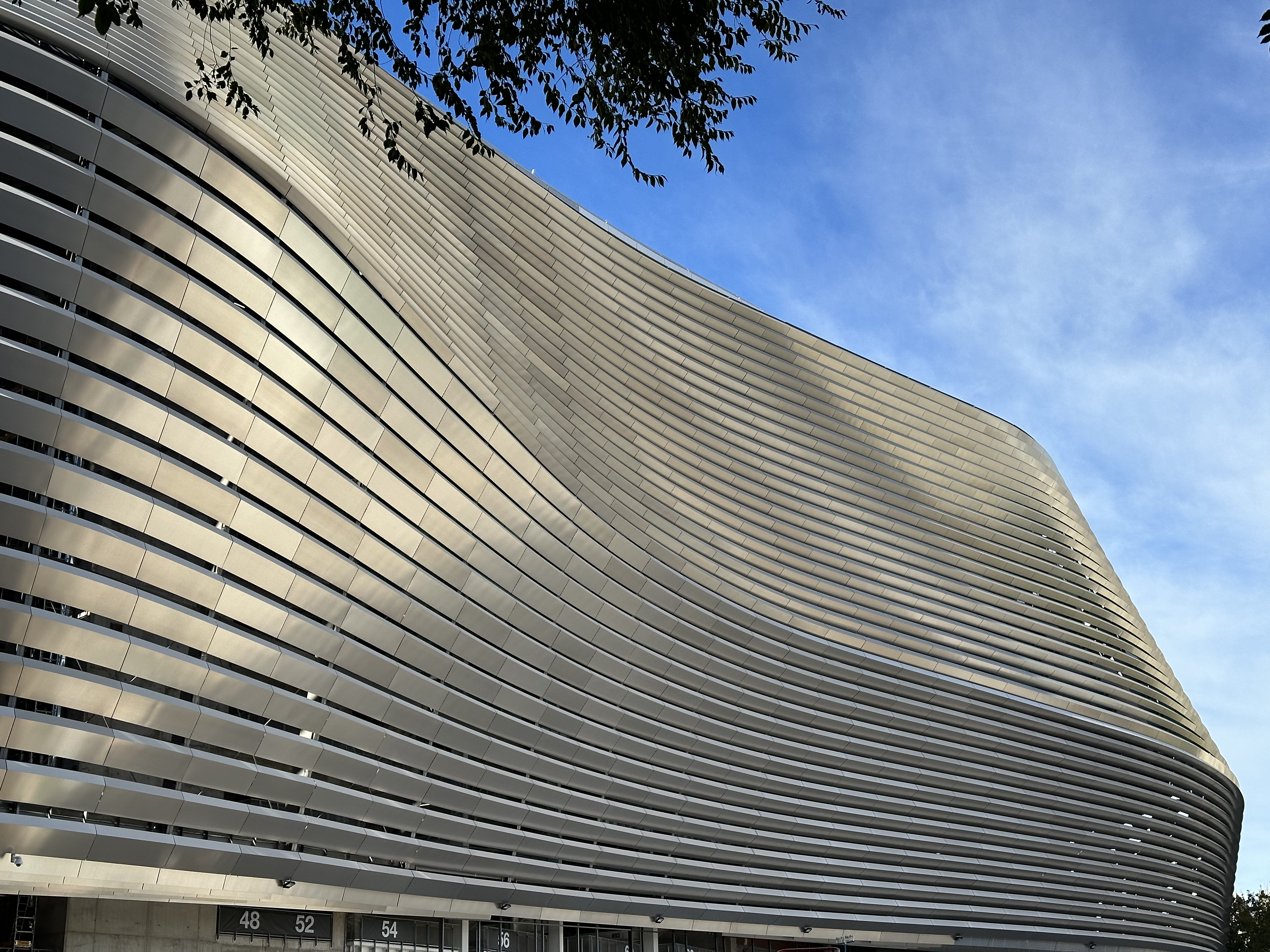 Edelstahl-Fassade des Estadio Bernabéu.