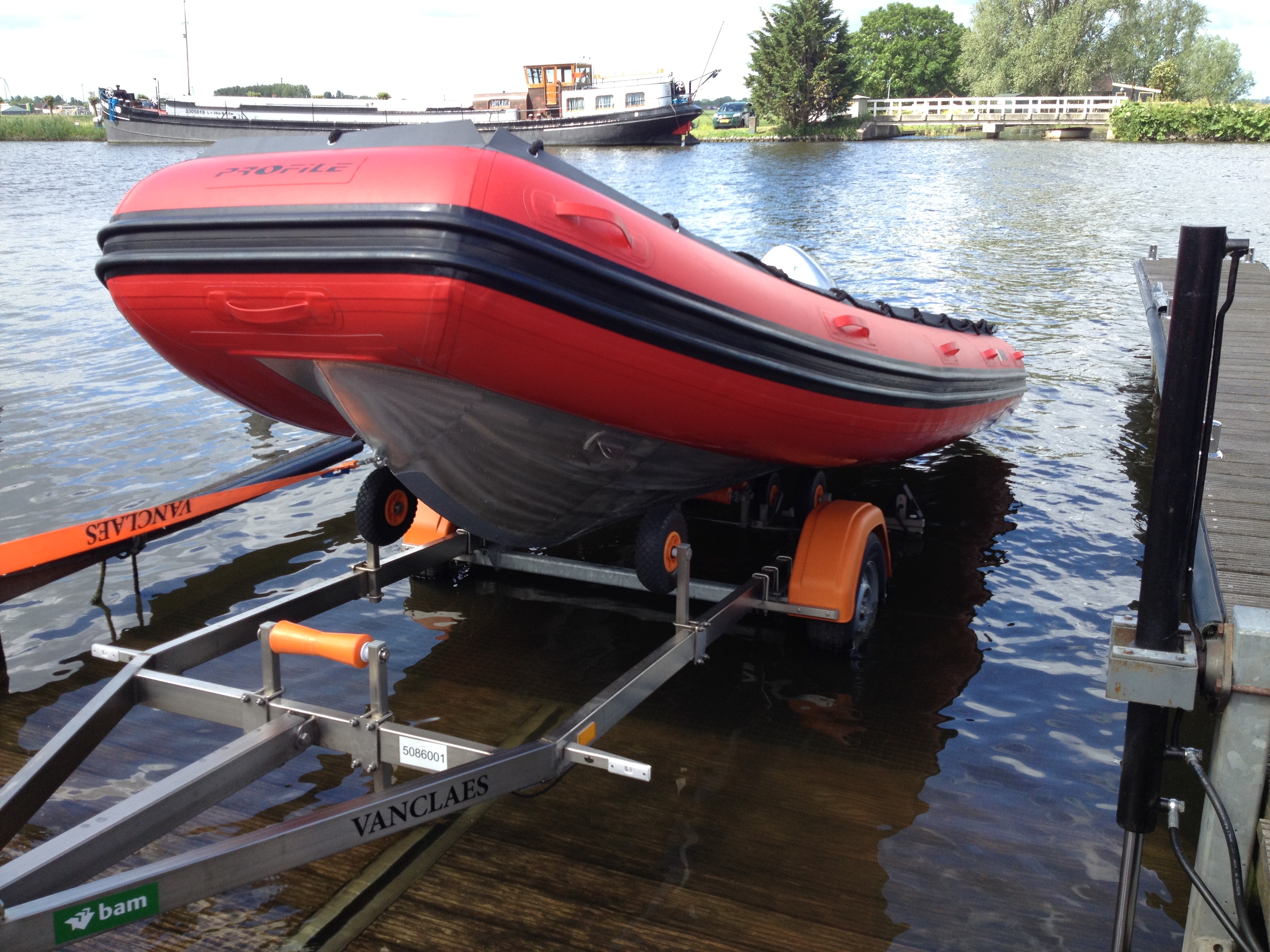 Edelstahlanhänger mit Boot vor Wasser